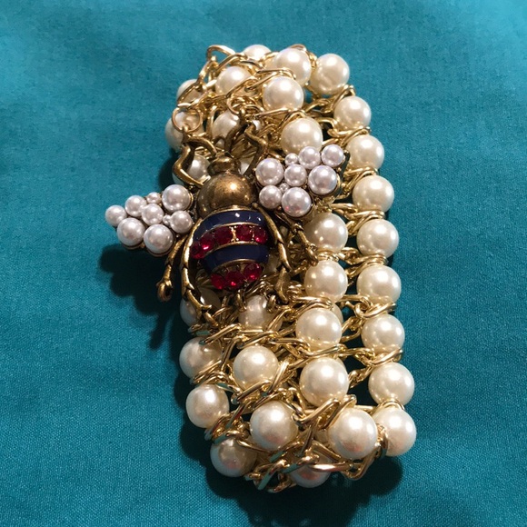 Elegant Pearl Bee Bracelet is stretchable. - Picture 1 of 3